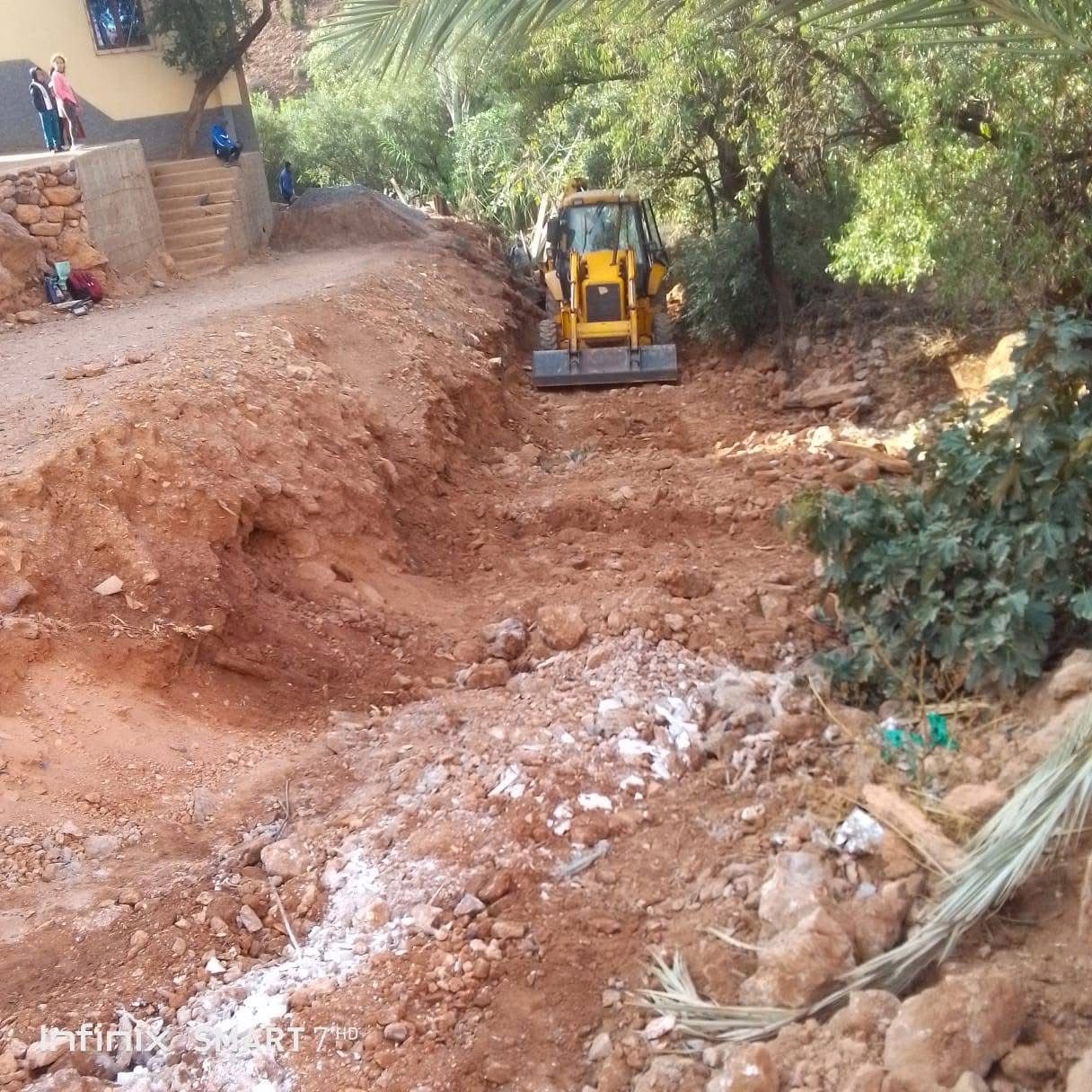 Travaux de la route entre la passerelle et le douar Tinlaf
